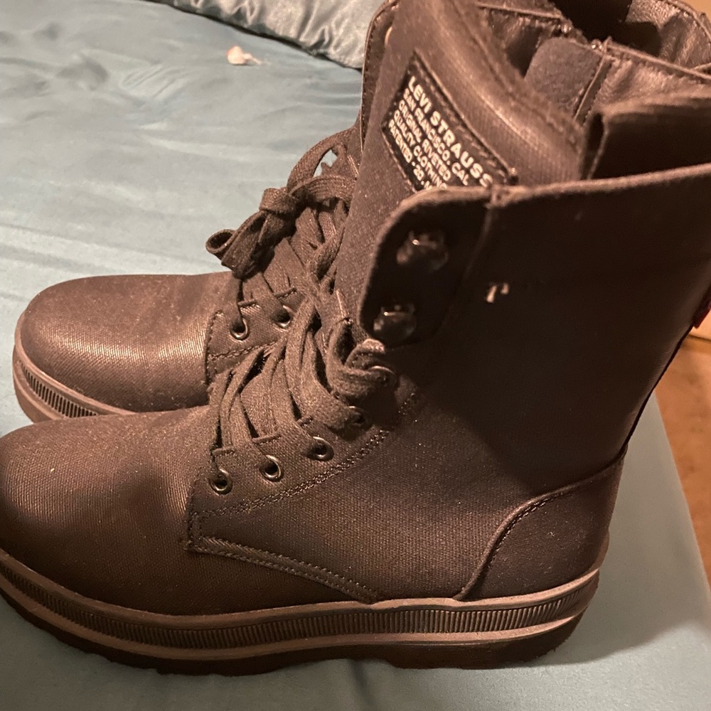 stylish black boots!!
